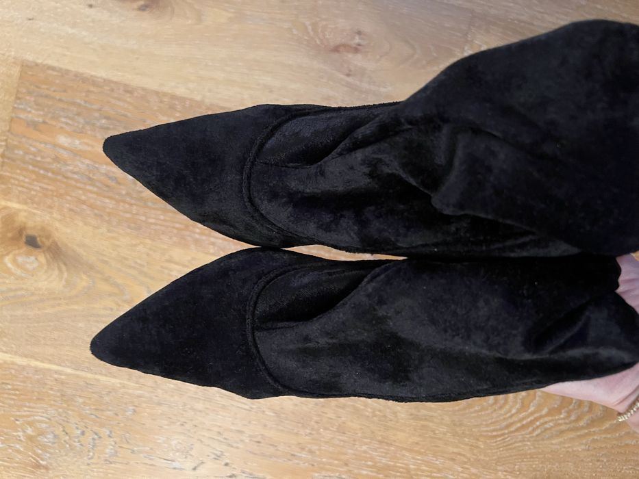 Vand cizme din catifea de culoare neagra