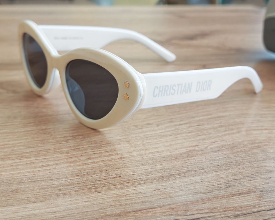 Бели слънчеви очила