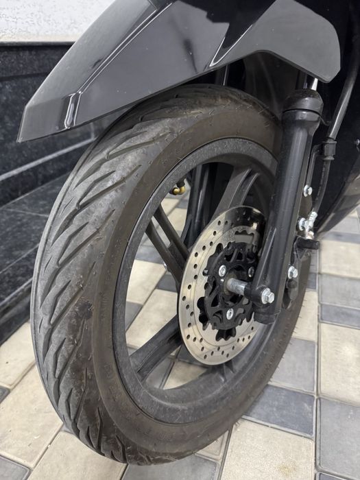 Чёрный электроскутер