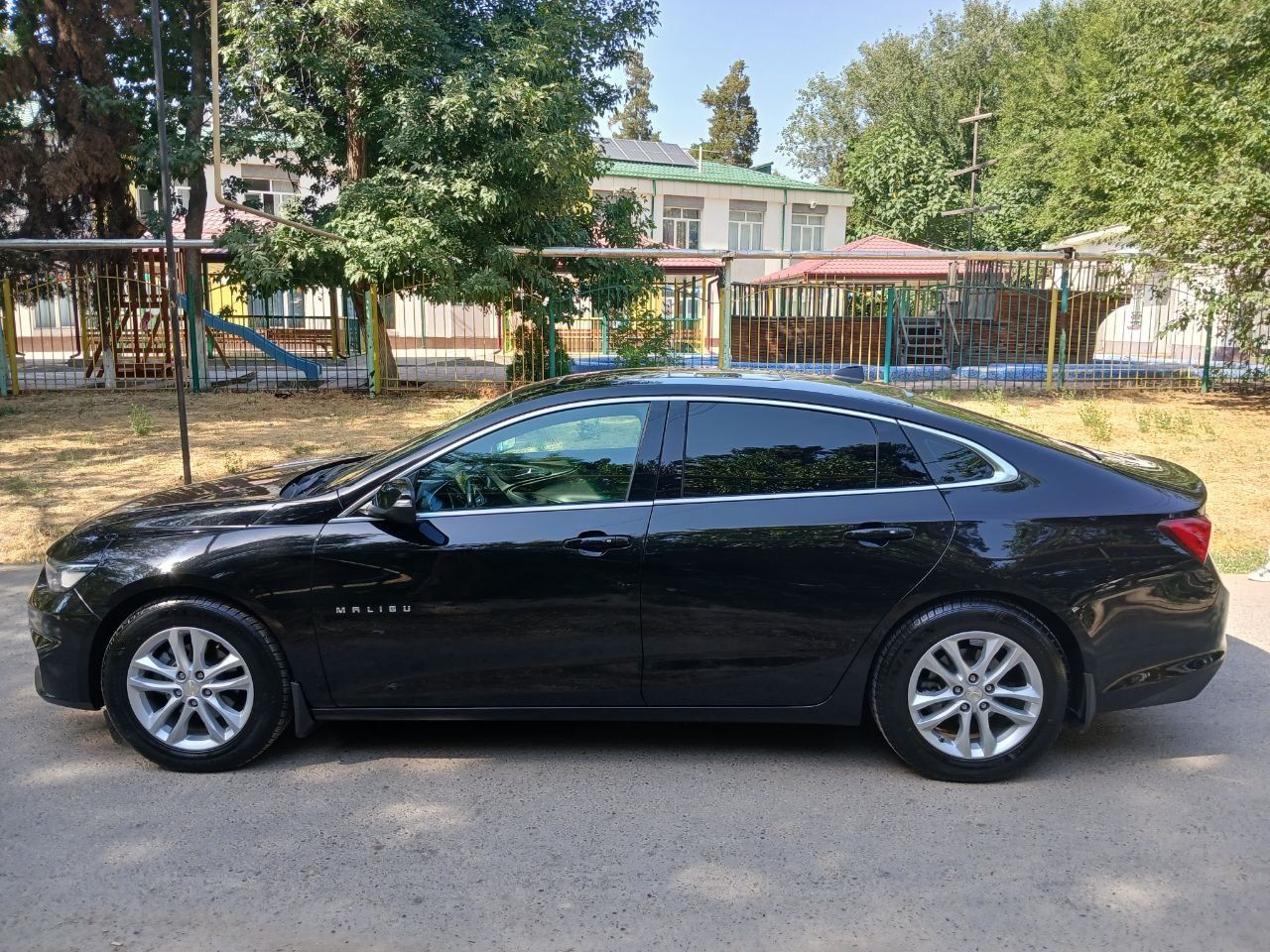 Malibu 2 qora mator 2.4 probeg 155 000 yili 2018 toza