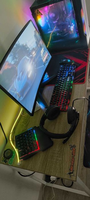 Геймърски компютър с монитор