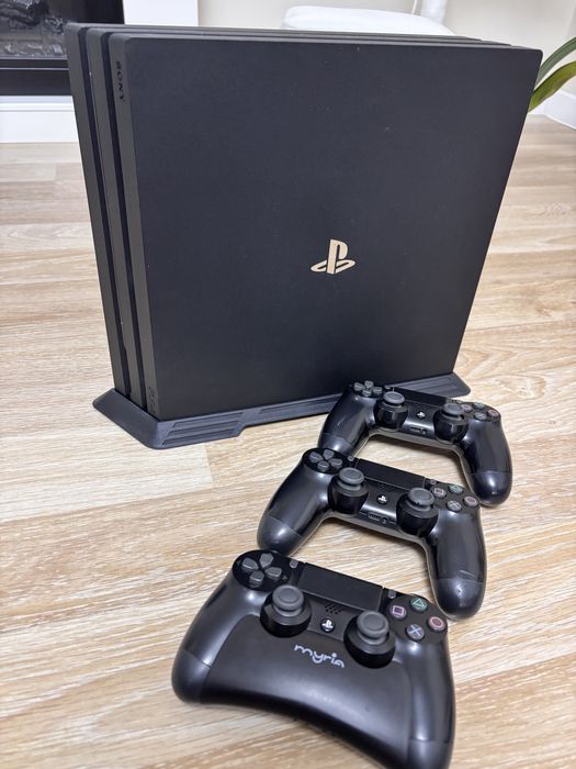 PS 4 PRO 1TB + 3 controlere + suport si incarcator + baterie