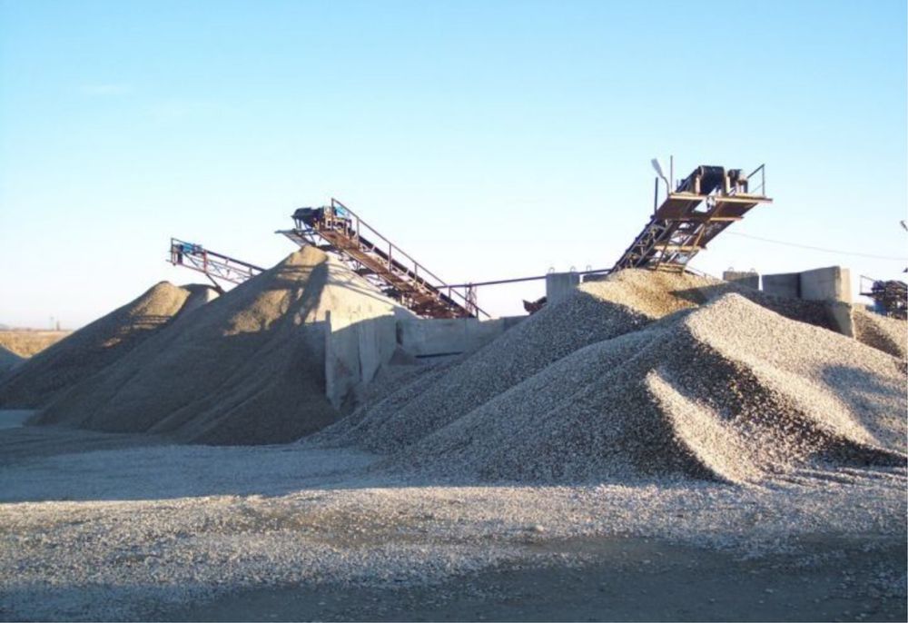 Vand nisip piatra pamant vegetal