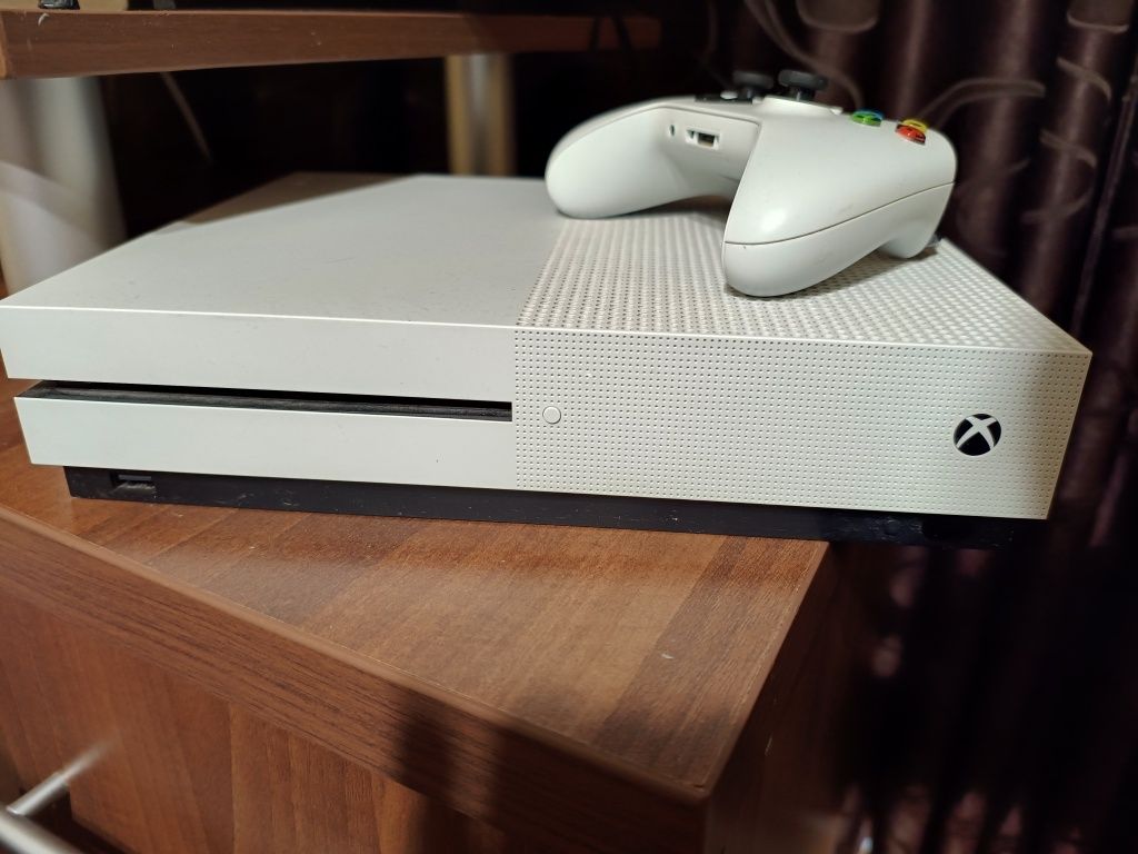 Vând Xbox 1 s alb