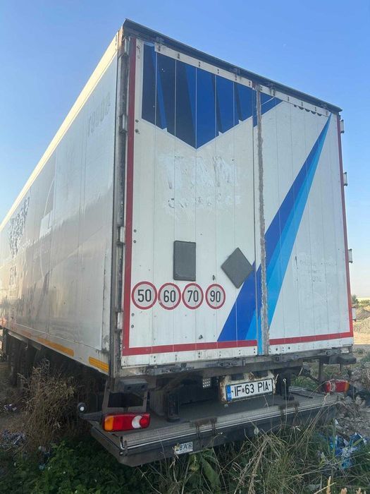 Semiremorca izoterma cu lift.