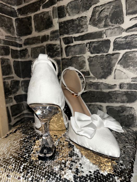 Елегантни дамски обувки на ток