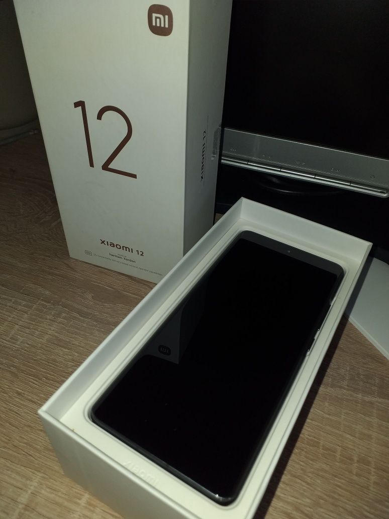 Xiaomi 12-256 GB in cutie impecabil plus foile privacy