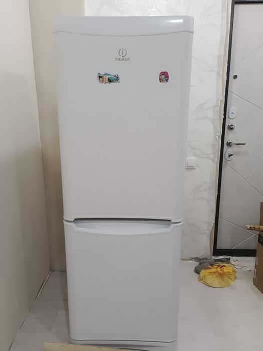Продам холодильник б/ indesit