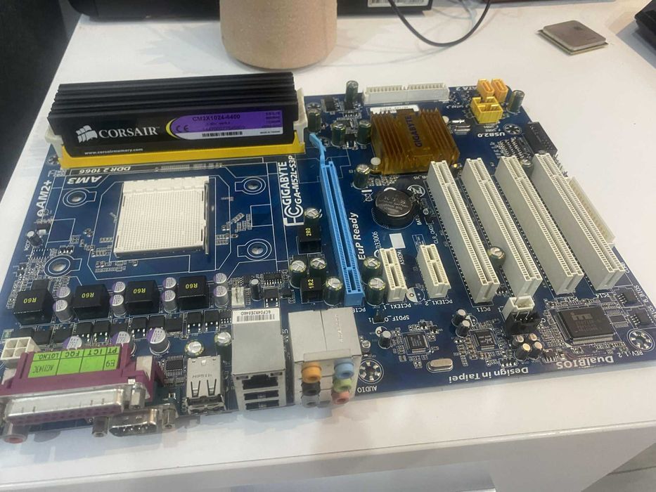 Placa baza pc Gigabyte GA-M52L-S3P+4 MEMORII CORSAIR