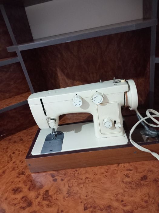 Tikuv mashinasi sotiladi yaxshi ishlaydi.