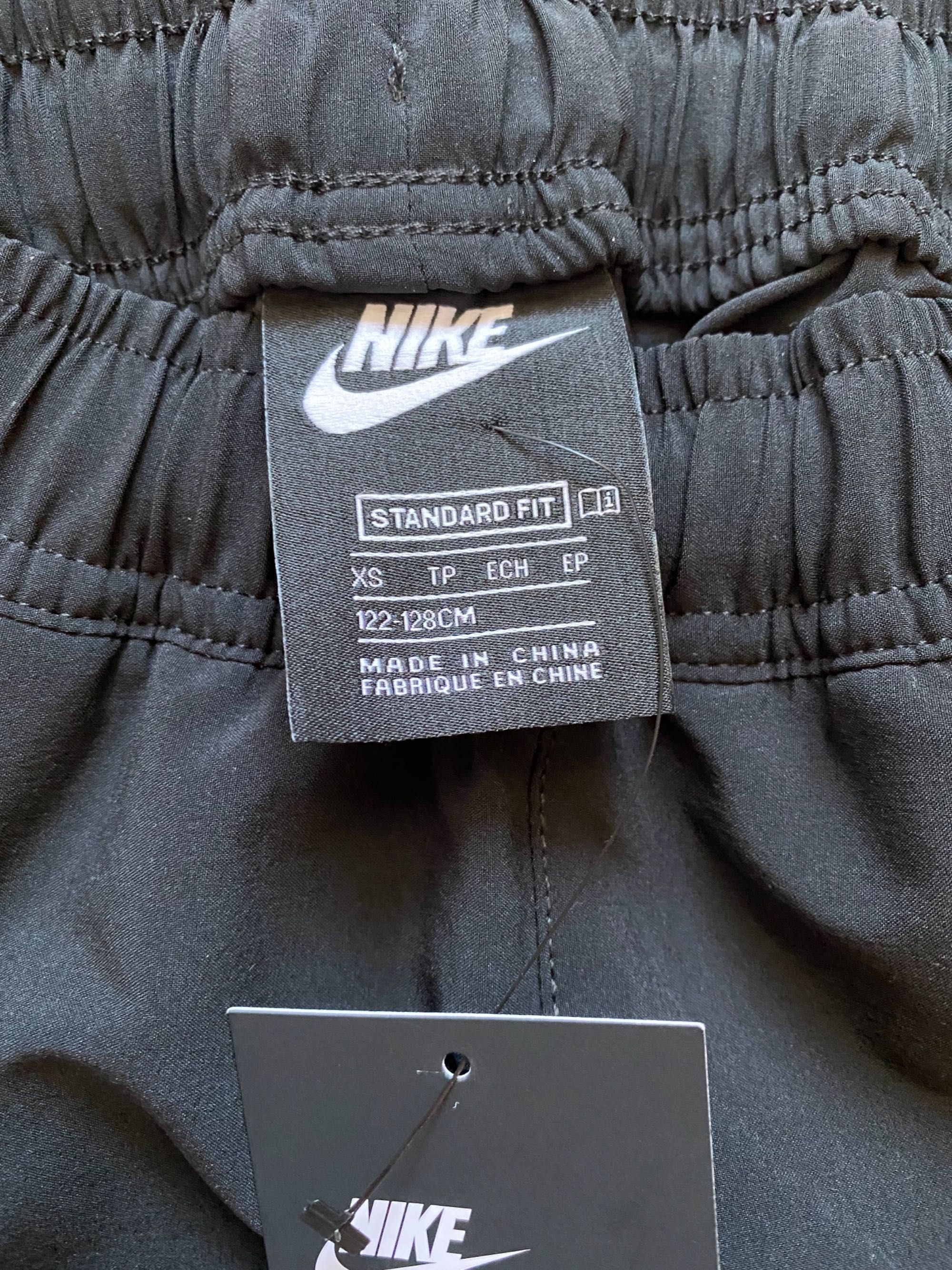 Pantaloni Nike cu eticheta