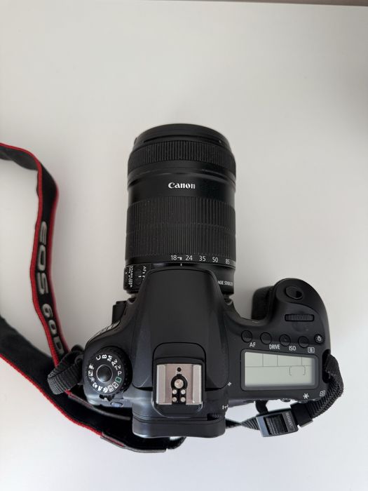 Фотоапарат Canon EOS 60D + Обектив Canon EF-S 18-135 mm IS