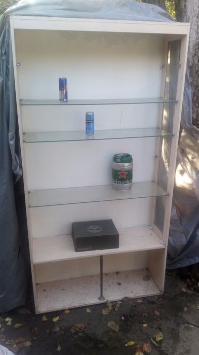 Шкаф в бутик магазин.