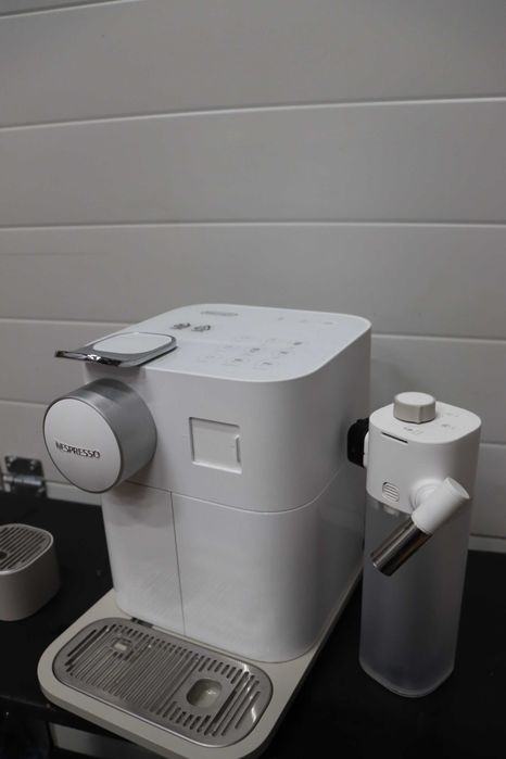 Еспресо кафемашина за капсули Delonghi Nespresso Gran Lattissima EN640