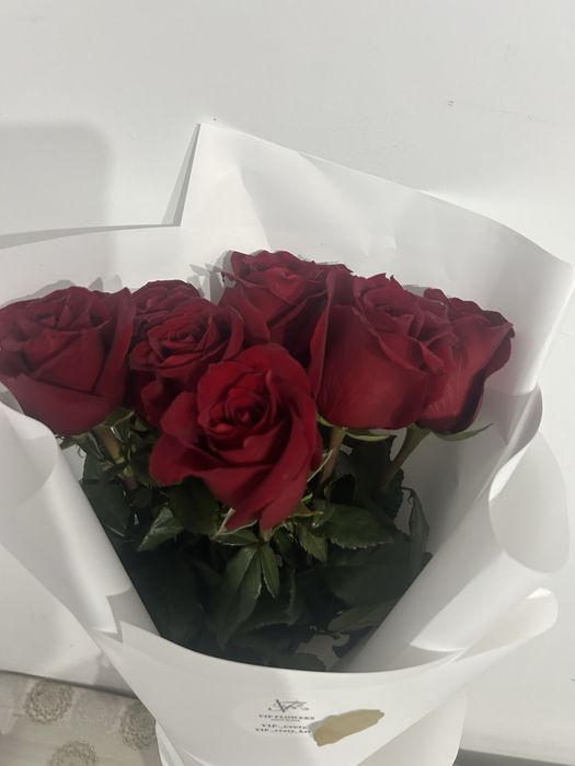 Цветы свежие 6000   розы метровые 7 шт сегодня подарили