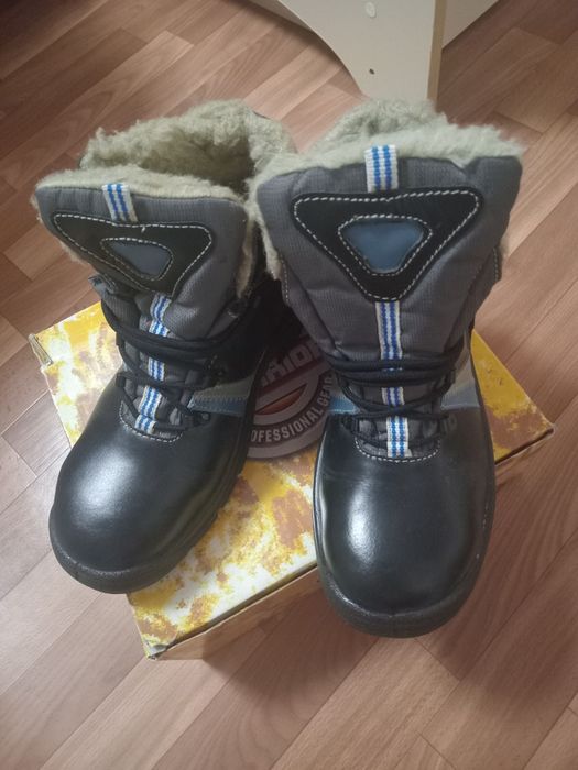 Продаю новую спец.обувь зимние и осение