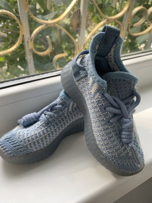 Кроссовки -изики