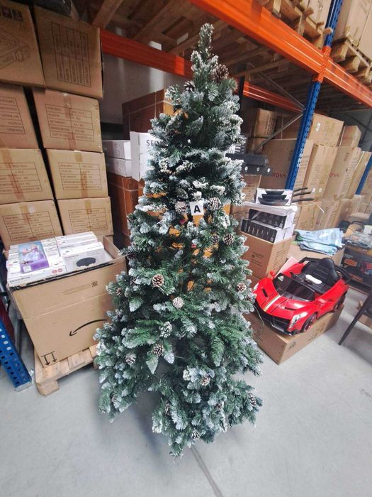 коледна елха с вградени светлини