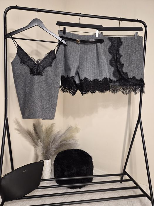 Къси панталонки с дантела