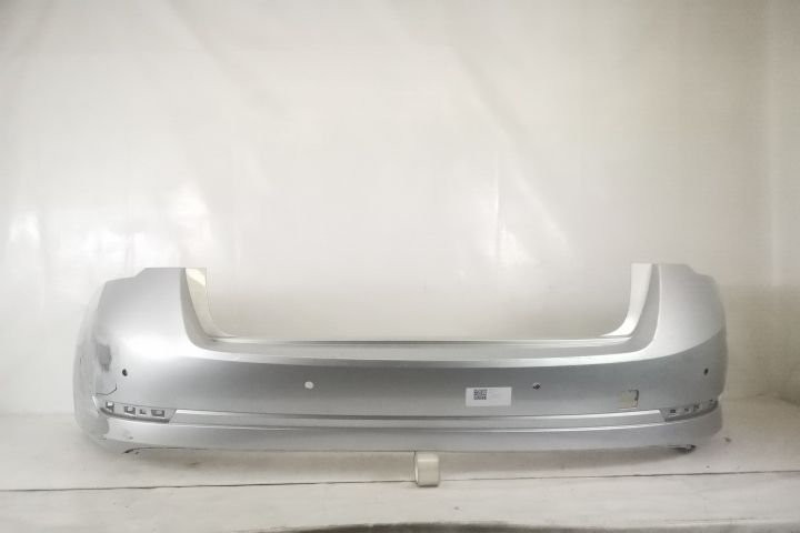 Оригинална задна броня със сензори в добро състояние Седан Шкода / Sko