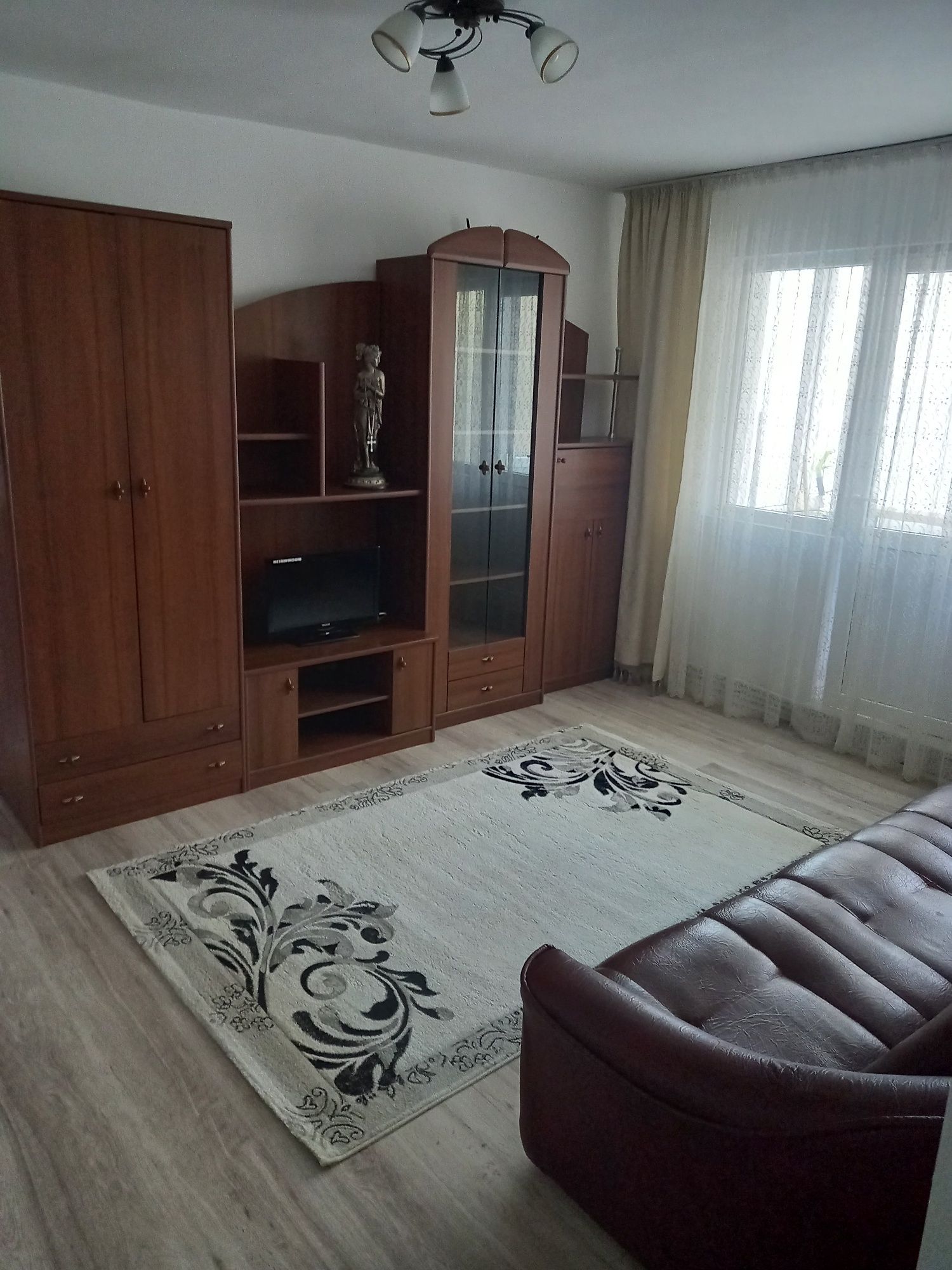 Închiriez apartament 3 camere George Enescu