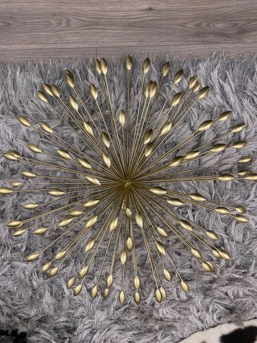 Decoratiune aurie din metal