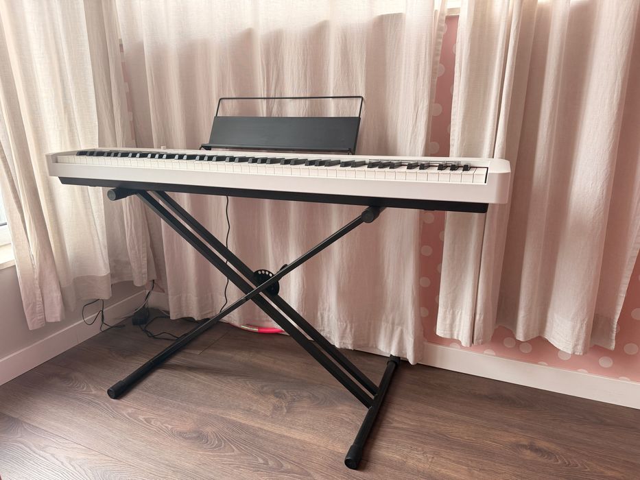 Дигитално пиано Casio, с включена поставка и слушалки