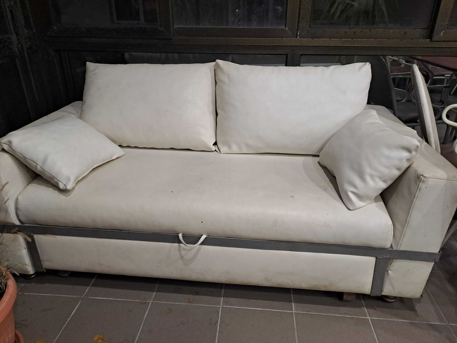 Бели кожени дивани