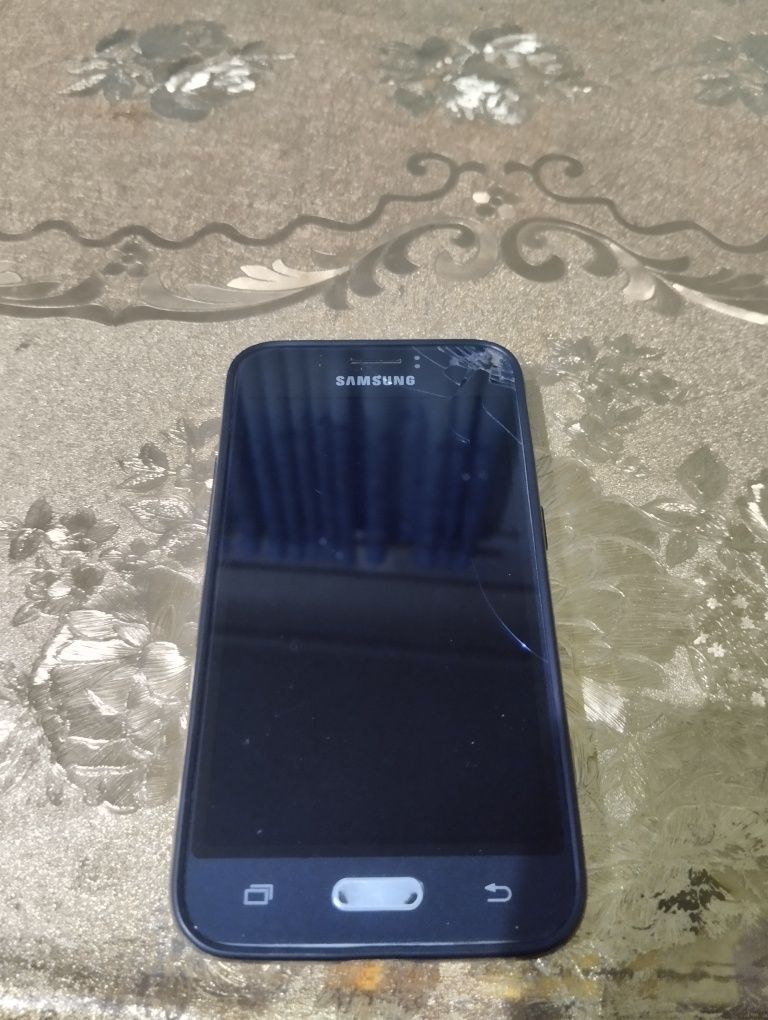 J 1 Samsung narmalniy telefon