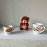 2 CEȘTI VINTAGE, ornate cu flori + URSULET DE PLUȘ, mărimea 13 cm