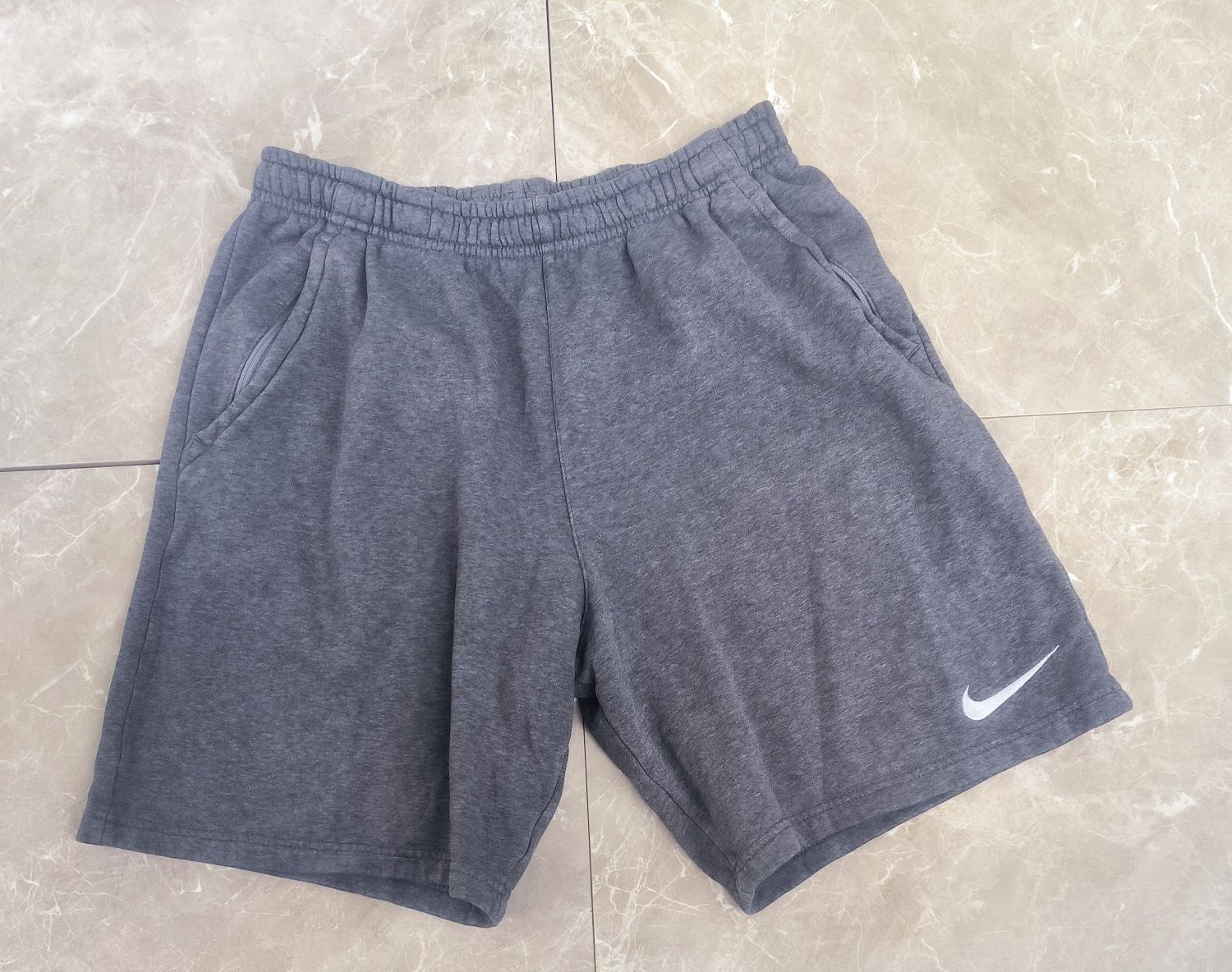 Nike къси панталони M размер