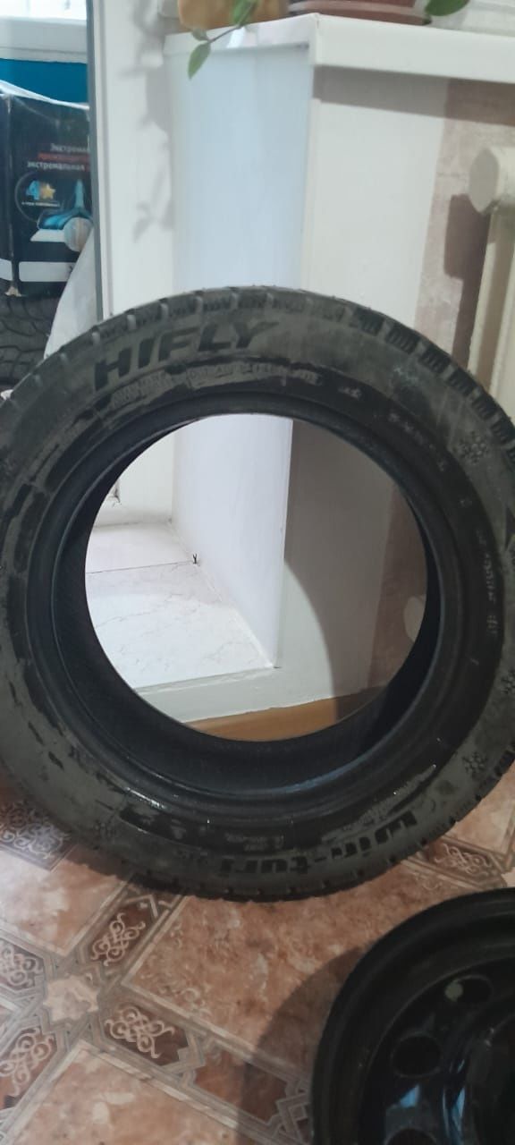Продам шины зимние на R15