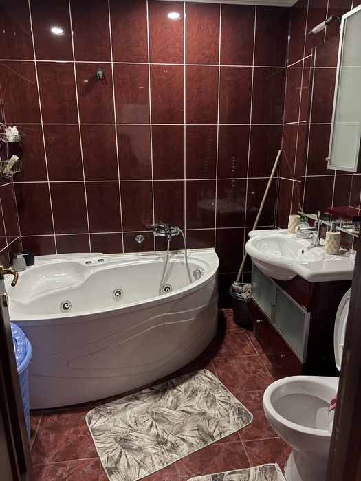 Inchiriez apartament cu  3 camere