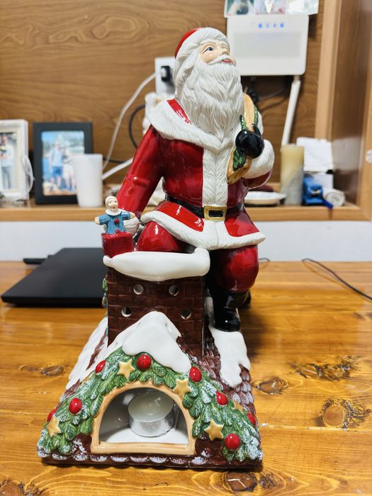 Фарфоровая фигурка Villeroy & Boch “Santa Claus is Coming to Town”.