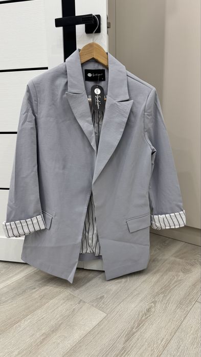 Пиджак серый.