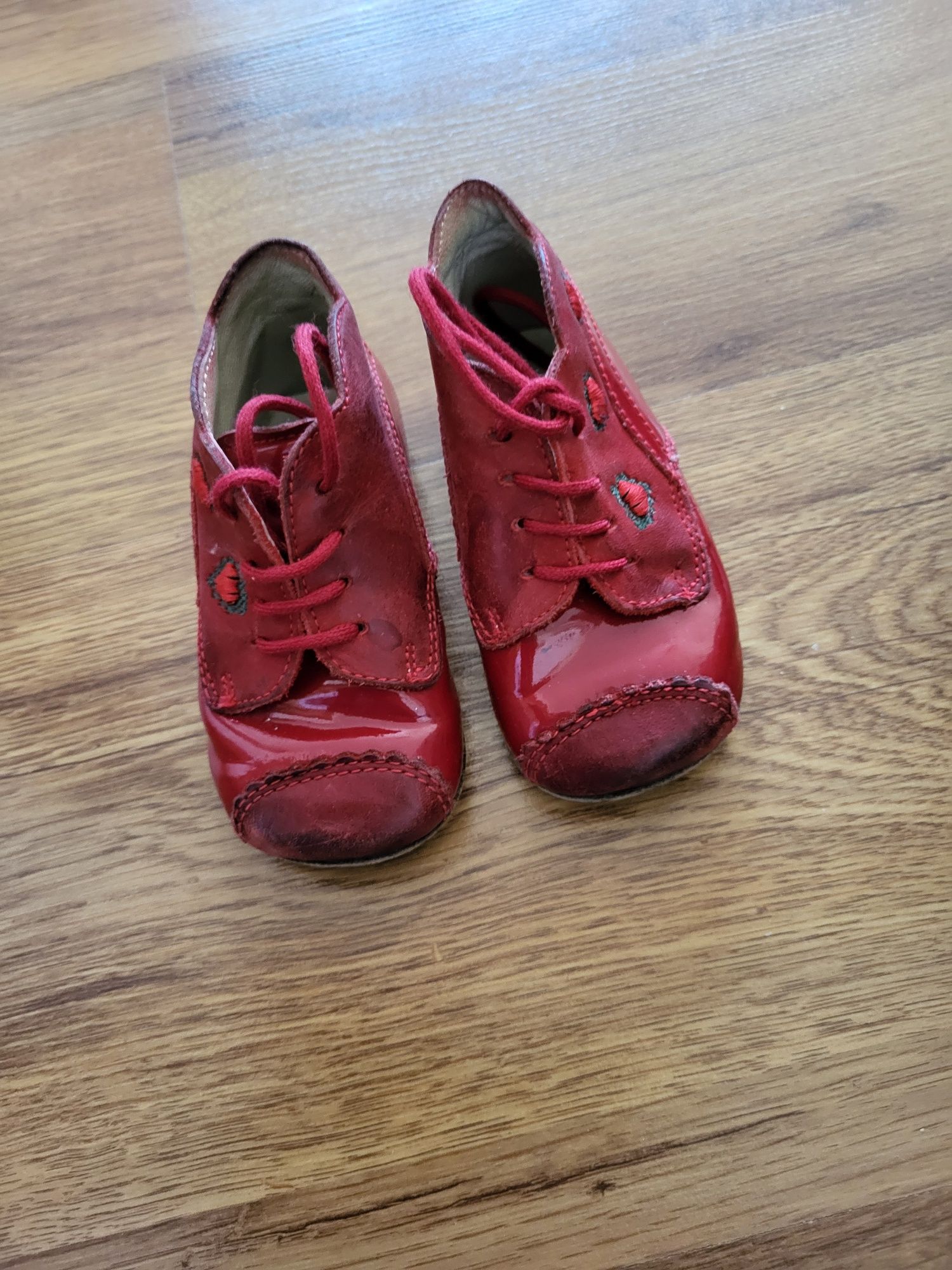 Червени обувки естествен лак