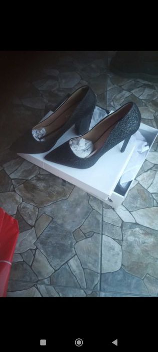 Vând pantofi stiletto