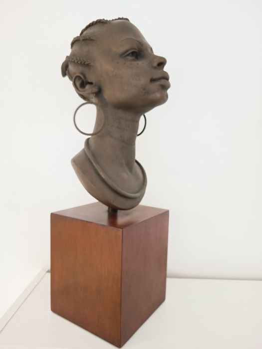 Продавам статуетка, подаръчни кутии