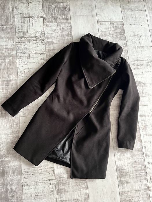 Черно вталено палто S