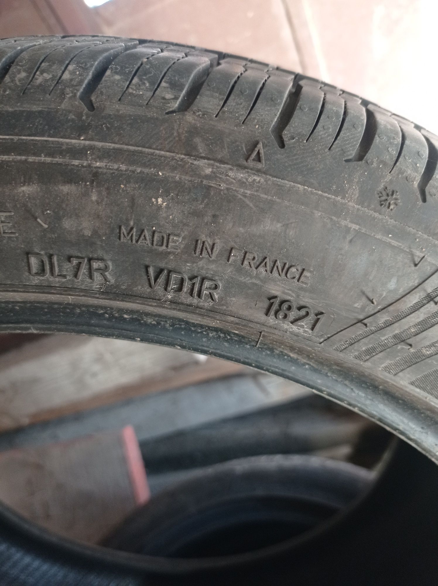 Продавам 2бр гуми Dunlop 225/45/17