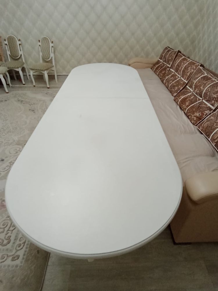 Срочно продам стол для гостиной производства Малайзия,раздвижной 3,5 м
