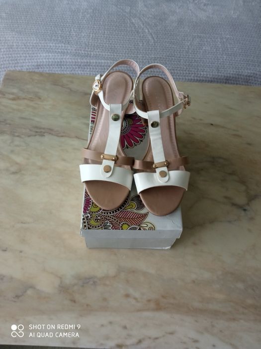 Сандали нови