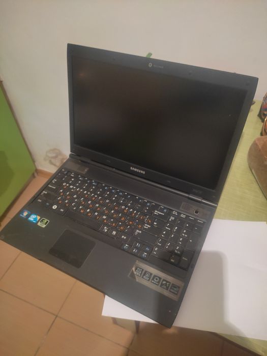 Продам ноутбук Самсунг работает , шнура нет.