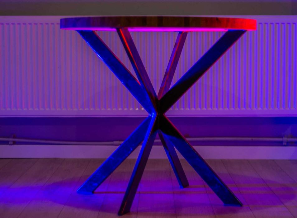 Masă modernă din lemn masiv cu picioare metalice – design unic
