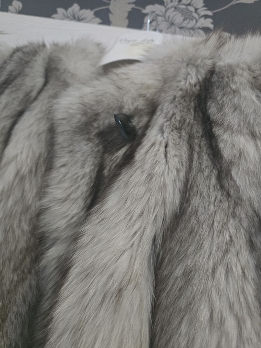 Haina blana  naturatala vulpe , stare foarte buna , made în Italy