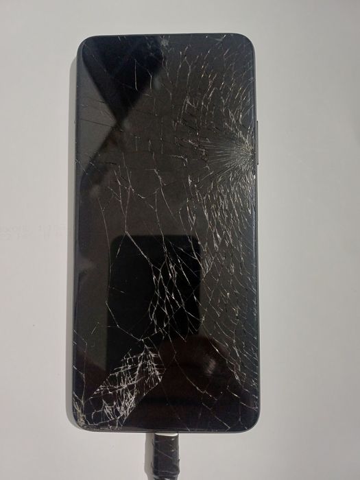 Huawei Nova y70 cu displayul spart. Placa este ok