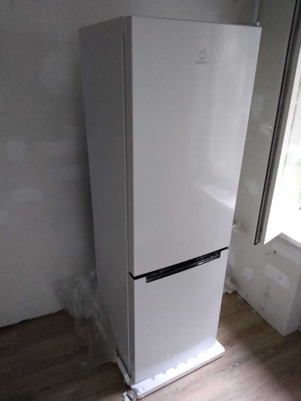 Холодильник Indesit DS 4180w No frost \ De frost 310L