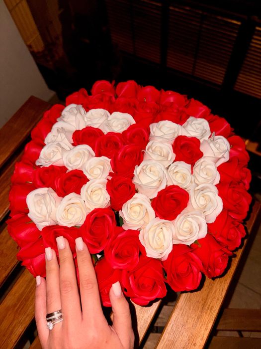 Ornament flori cu rosu si alb 58