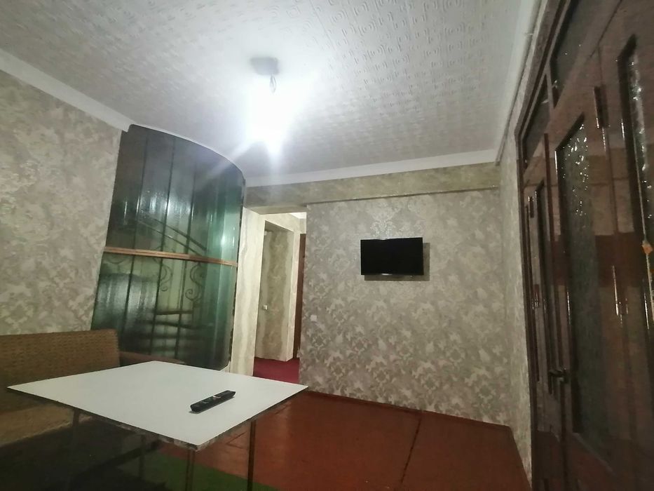 Ховли уй сотилади. 8 сотих, 8 хона.