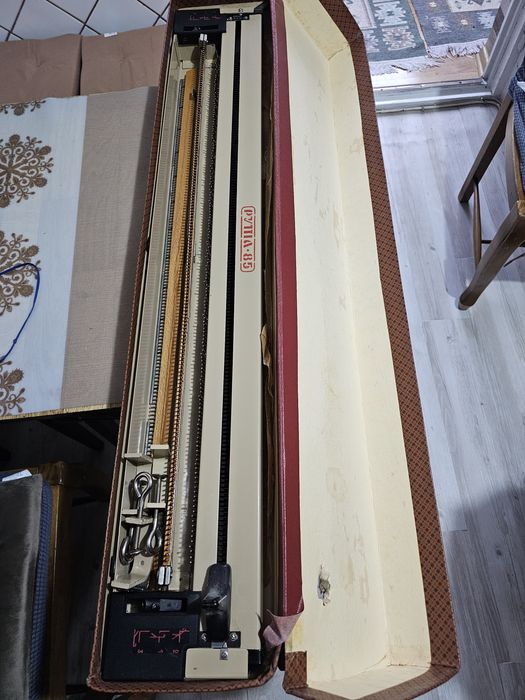 Mașina tricotat manuala